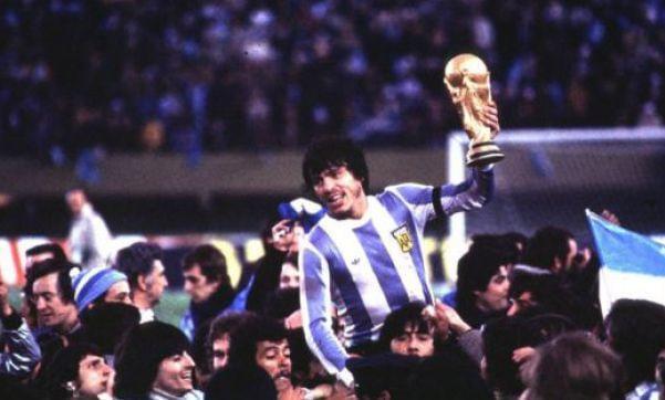 1986 年马拉多纳高举大力神杯