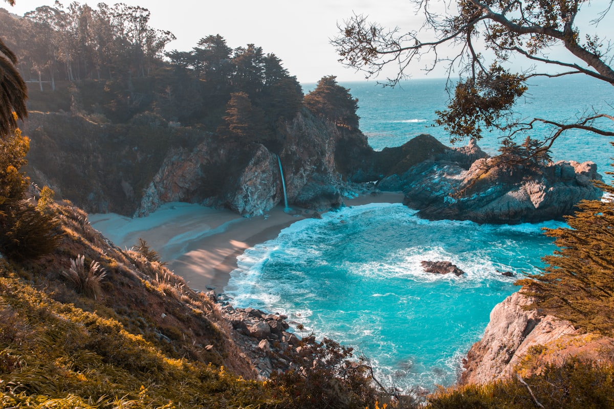 Cala S'Almonia 渔舟码头与清澈水域