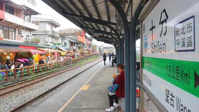 热气腾腾的台湾传统夜市摊位